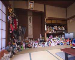 The owner of the hotel has collected toys and plac The owner of the hotel has collected toys and placed them in front of tatami room so as to please the zashiki warashi. It is said that sometimes, toys